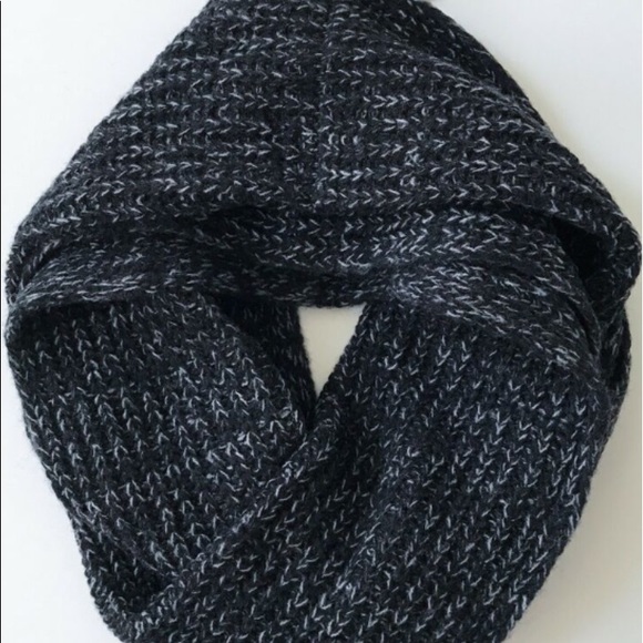 Uniqlo Accessories - UNIQLO HEATTECK TECHNOLOGY SNOOD NEW